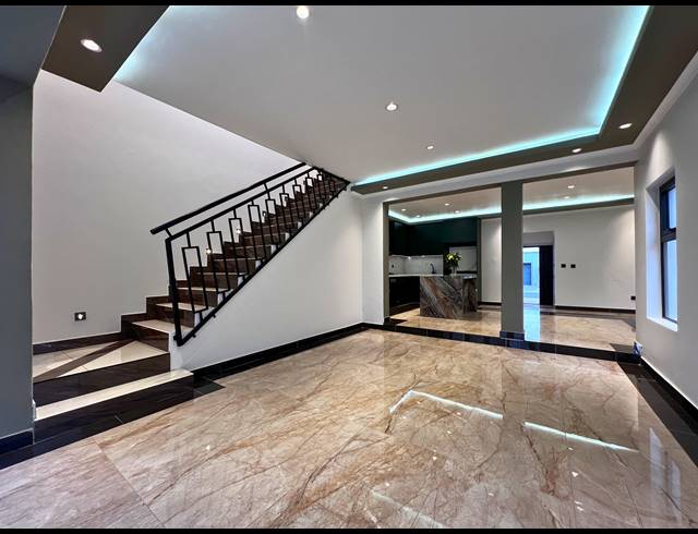 3 BEDROOM FREEHOLD FOR SALE IN SANDOWN